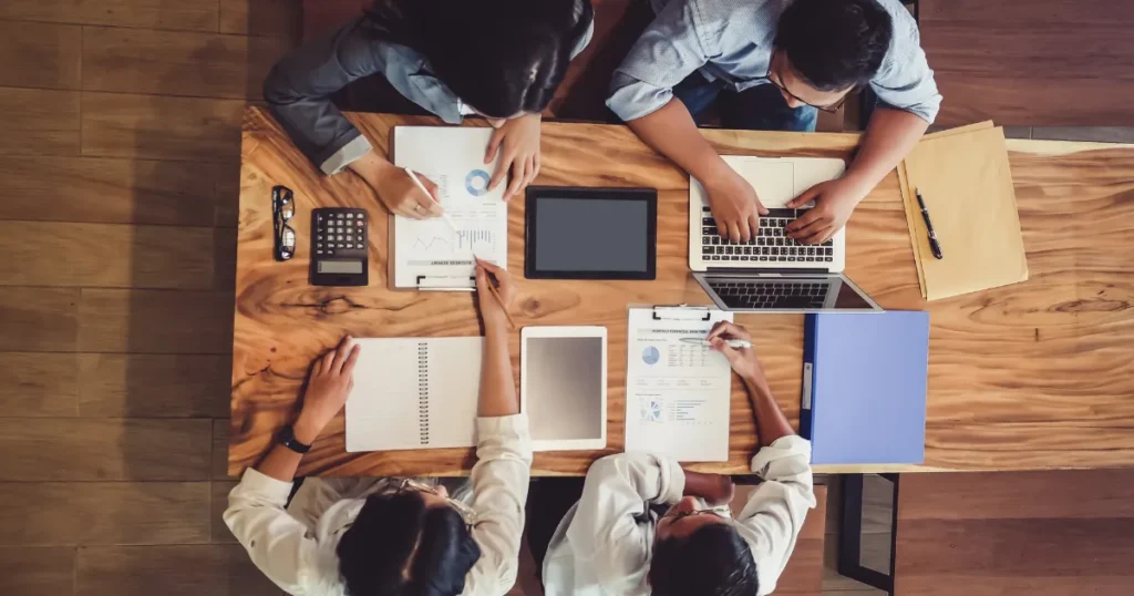 4人で会議をしているところ