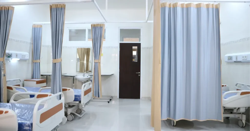 病室のベッドが並んでいる様子