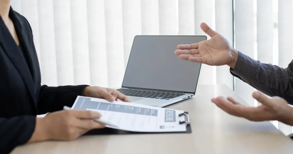 相談カウンターで説明をする様子