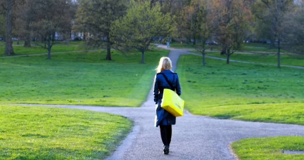 分岐点に向かう女性