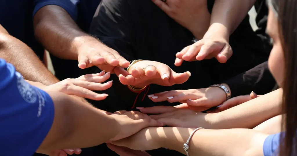 大人数のチームワークのイメージ