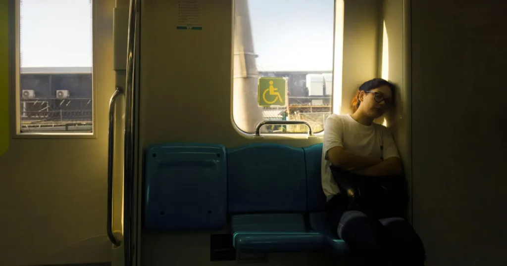 車内の疲れ果てた女性