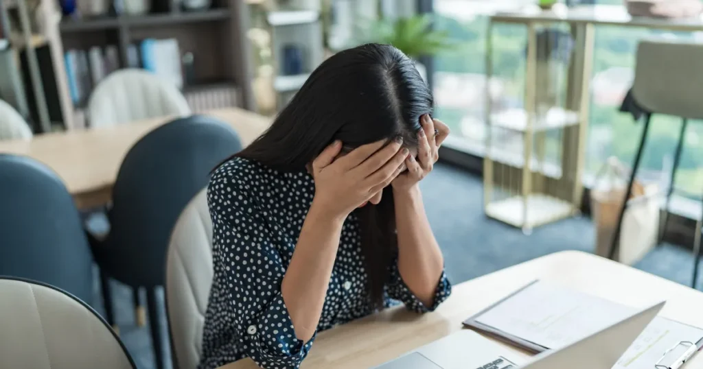 ひとりで抱え込んでいる女性のイメージ