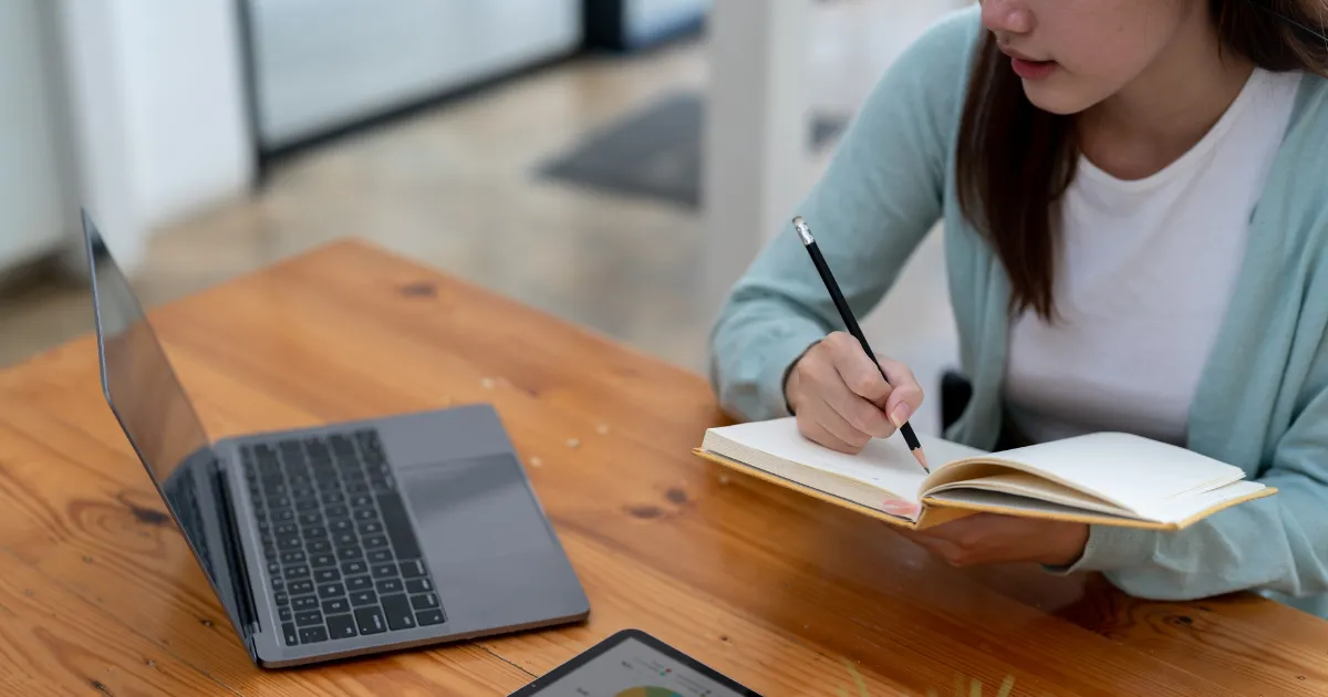 オンラインでプログラムを受けている女性のイメージ