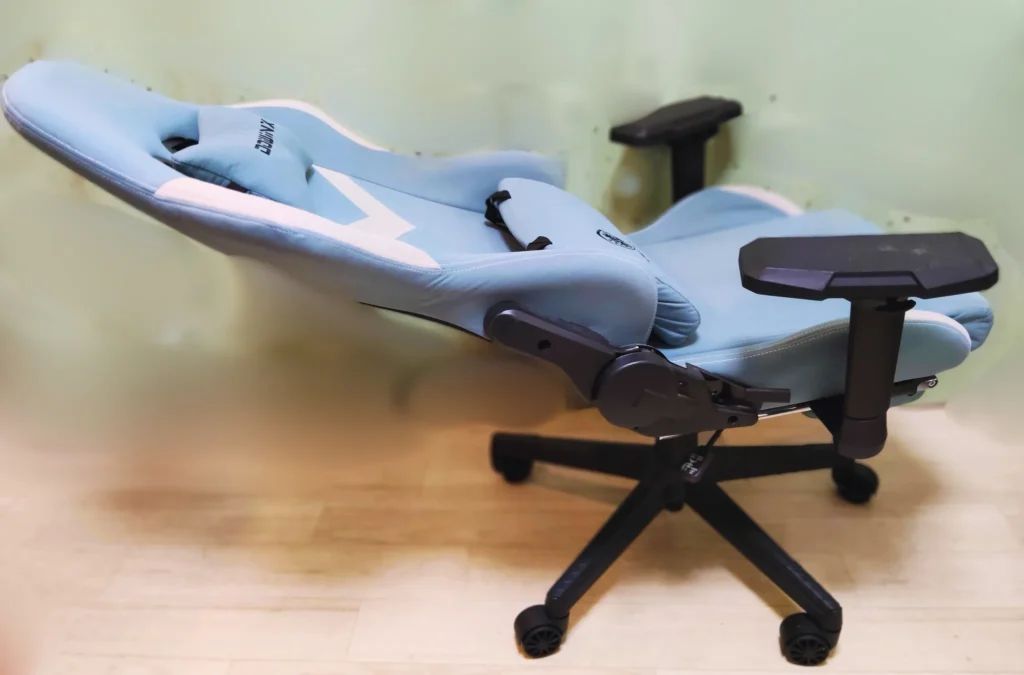 ゲーミングチェアを最大限倒したところ