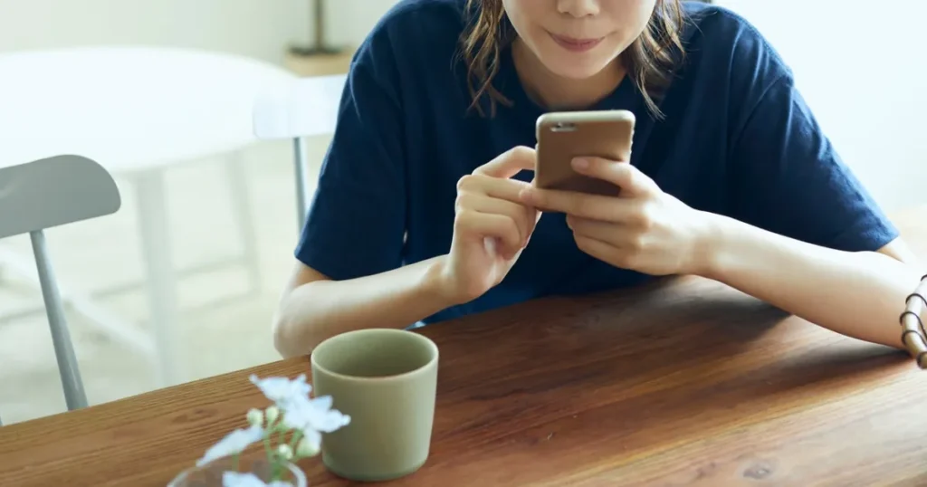 スマホを見る女性
