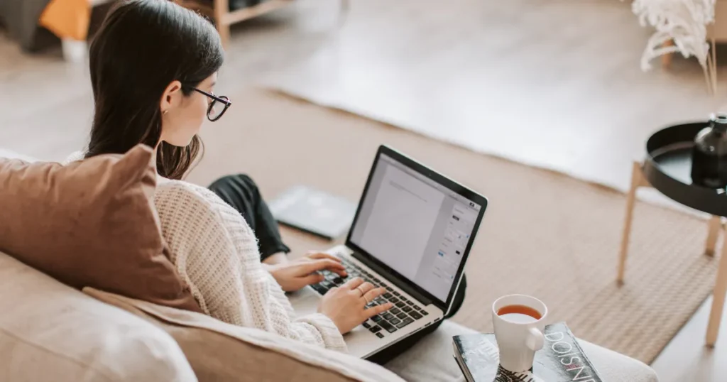 ソファで調べ物をする女性
