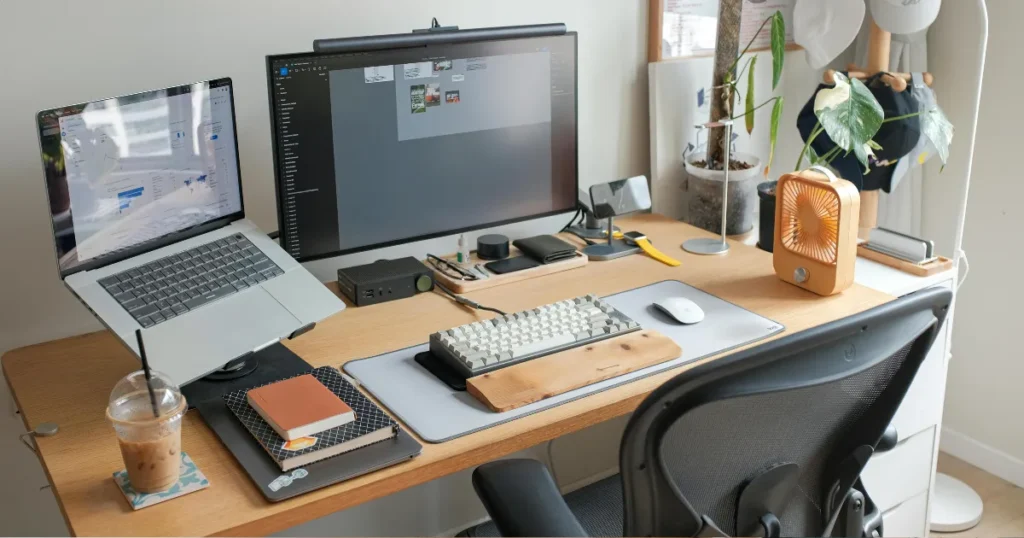 パソコンデスク周り