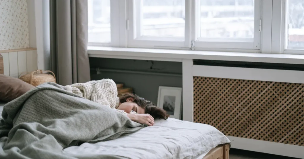 ベッドで横になる女性