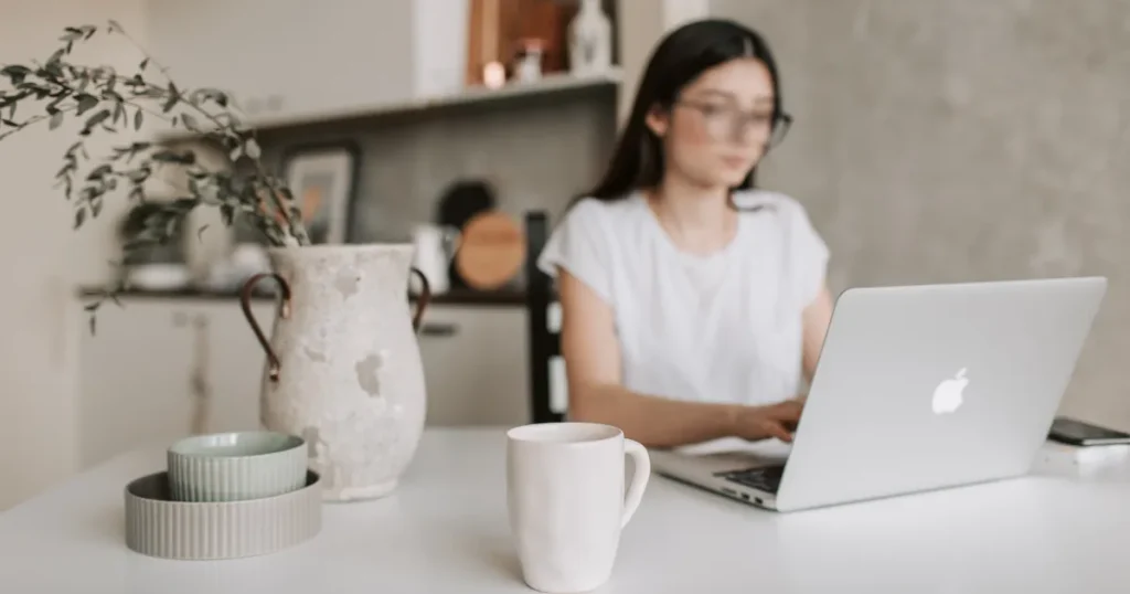 在宅勤務でパソコン作業をする女性