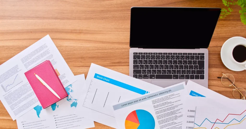 課題・レポートとパソコンのイメージ