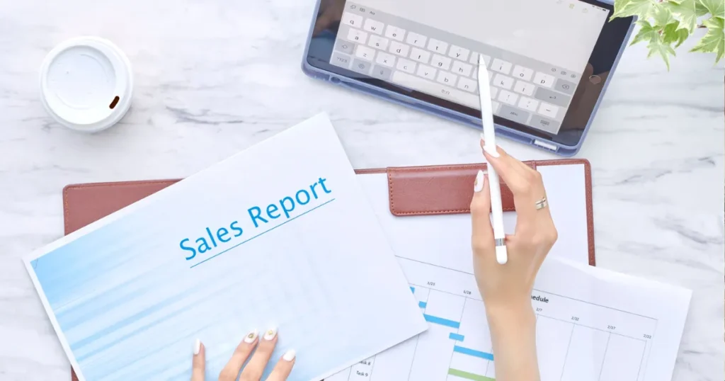 営業書類を作る女性