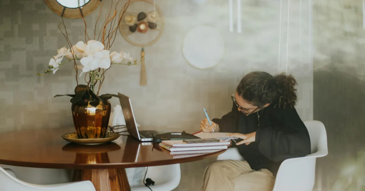 在宅ワークで働く女性のイメージ