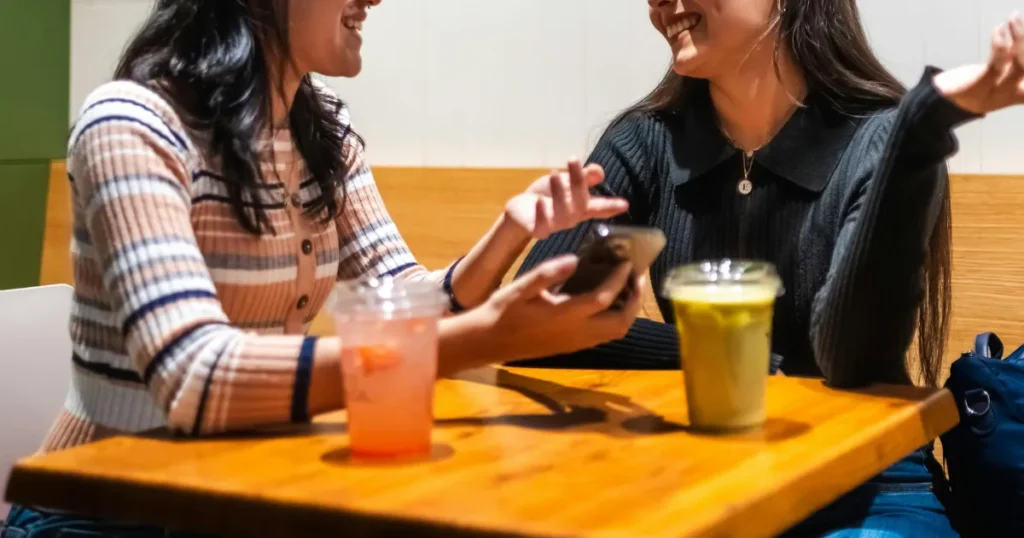 談笑する女性たち